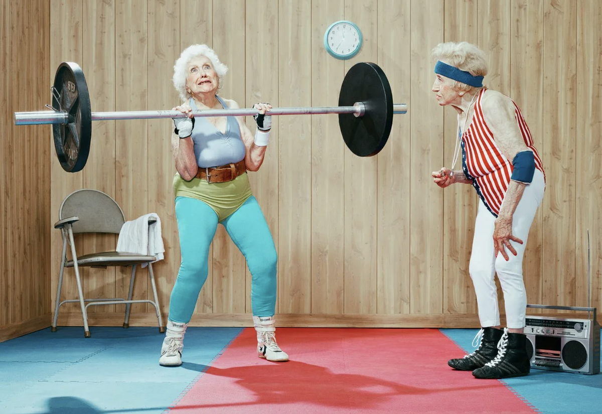 Организм после 70 лет. Бабушка в спортзале. Занятие спортом. Бабуля в тренажерном зале. Пожилые спортсмены.