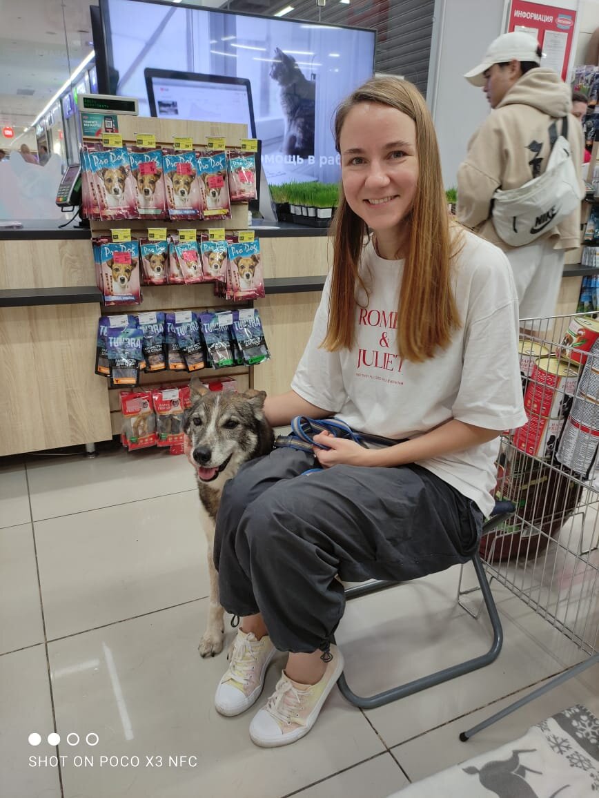 Зита и Екатерина на акции по сбору корма в магазине "Бетховен"