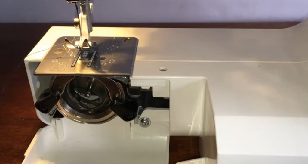 Почему швейная машинка зажевывает. Зигзаг стягивает ткань как исправить.