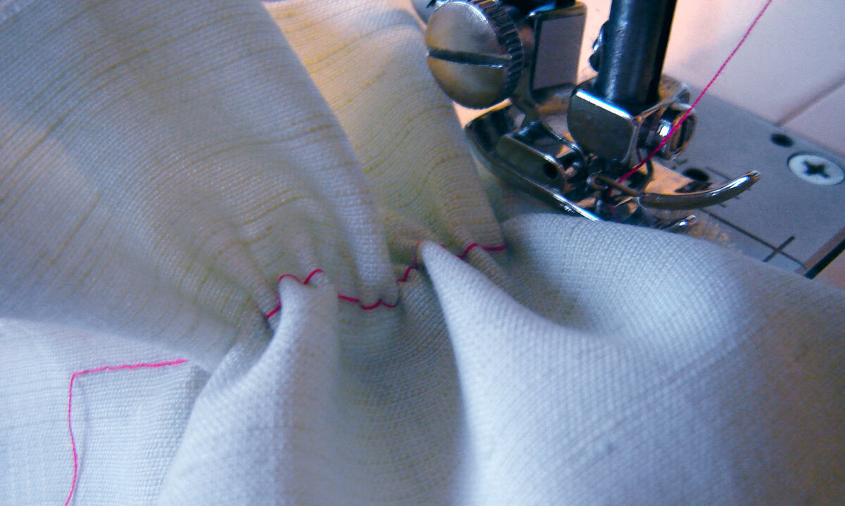 Швейная машинка зажевывает нитки снизу