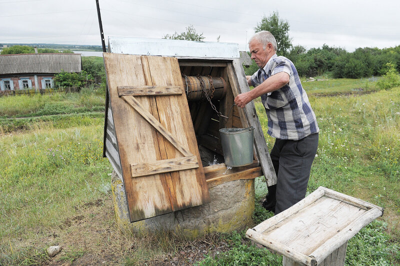 Жил в селении