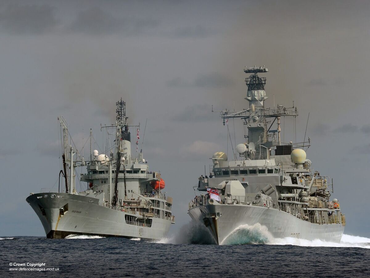    Военные корабли ВМФ ВеликобританииCC BY-SA 2.0 / Defence Images / RFA GOLD ROVER and HMS LANCASTER