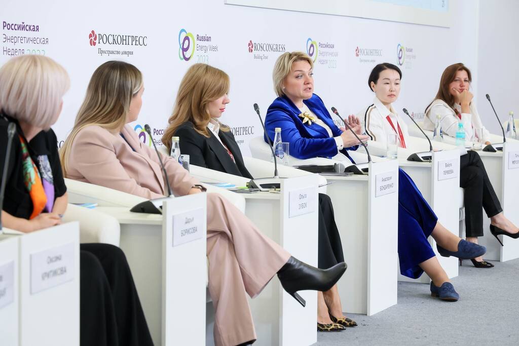 Статс-секретарь – заместитель министра энергетики РФ Анастасия Бондаренко открывает круглый стол «Студент и его первая работа в ТЭК»