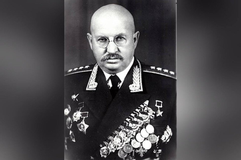    Иван Ефимович Петров в парадном мундире со всеми регалиями. Фото: Википедия