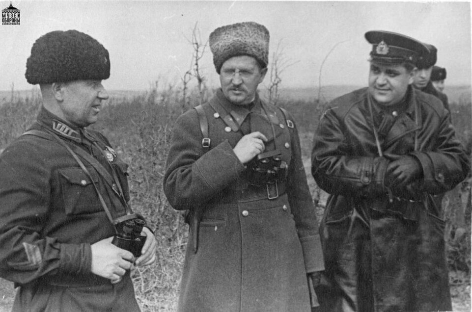    Командующий Приморской армией Иван Петров и дивизионный комиссар Николай Кулаков заслушивают доклад командира 386-й стрелковой дивизии полковника Николая Скутельника. 1942 г. Севастополь. Источник: Музей обороны Севастополя