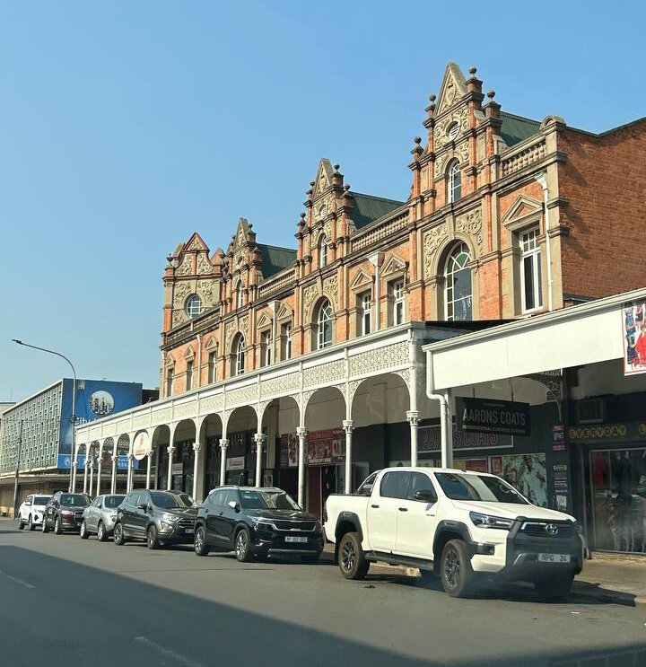 Очень красиво, жаль, что всё в вывесках