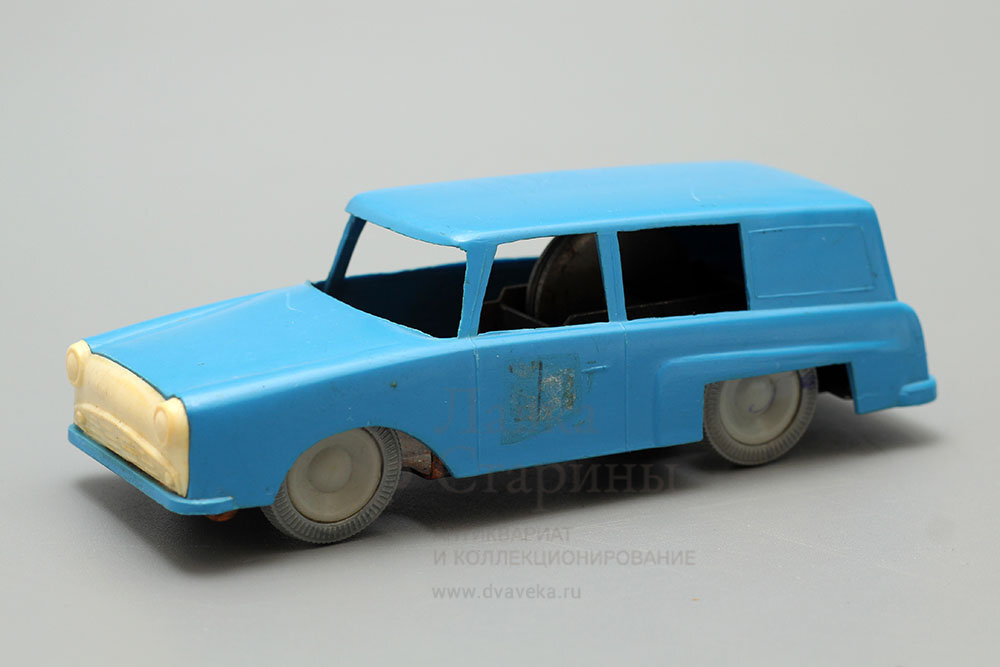Игрушечная инерционная детская машинка, СССР, 1980-е. В продаже! Фото с нашего сайта dvaveka.ru