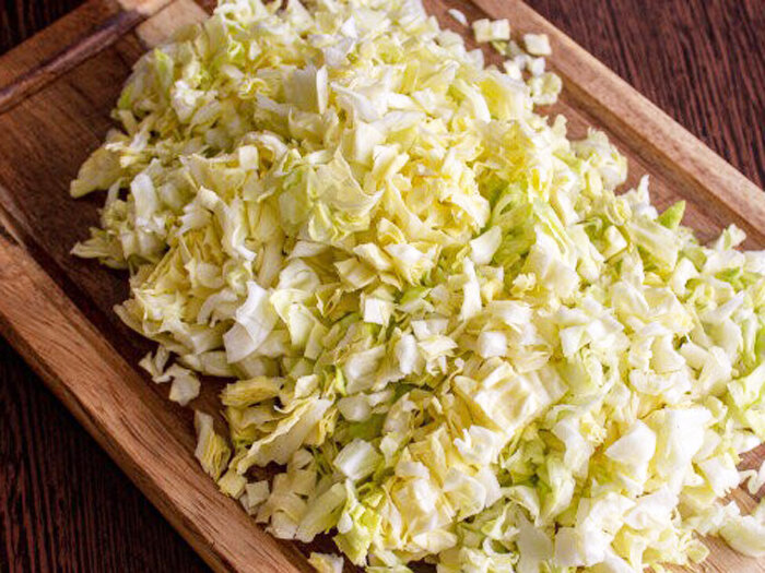 Салат из капусты с огурцом. Салат из пекинской капусты с помидорами и сыром фета. Салат с пекинской капустой и помидорами. Салат с редиской и капустой. Салат из пекинской капусты с сыром фета.