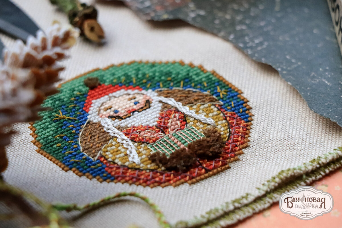 Варежки и помпон у дедушки объёмные, как из всамделишного меха