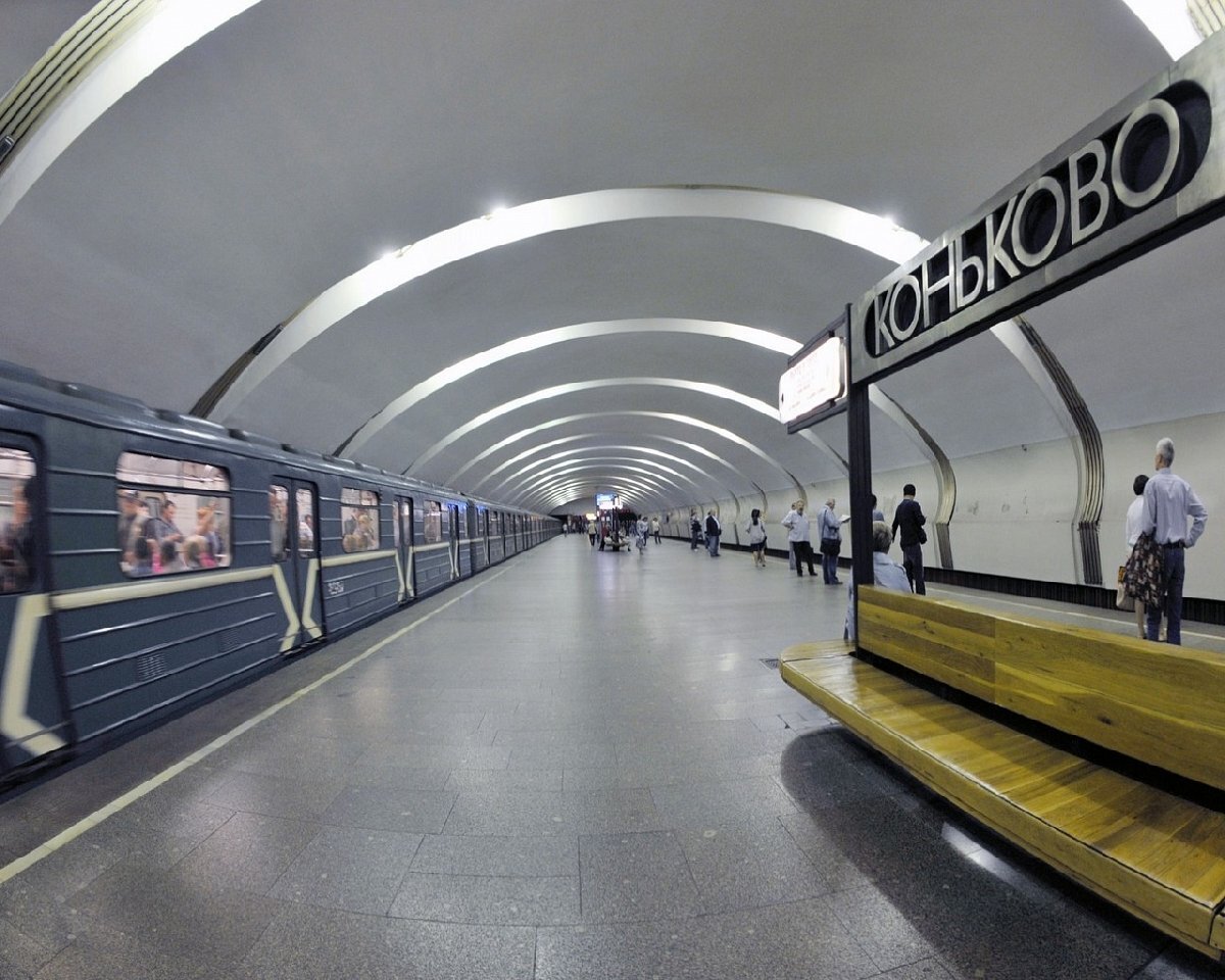 Станции метро "Коньково" и "Тёплый Стан". Открыты в один день, у них ...