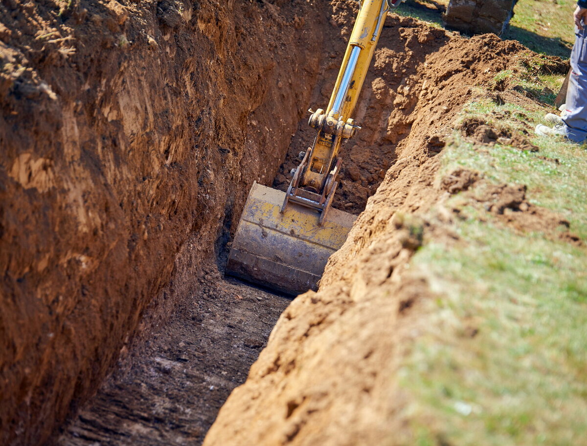 Копка траншеи под фундамент.