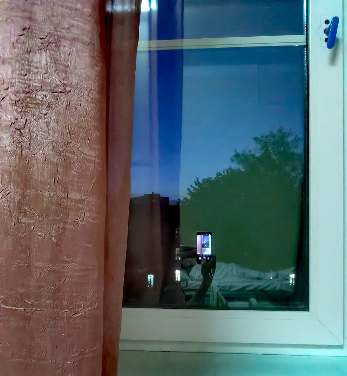 Больничное окно, только вечером 