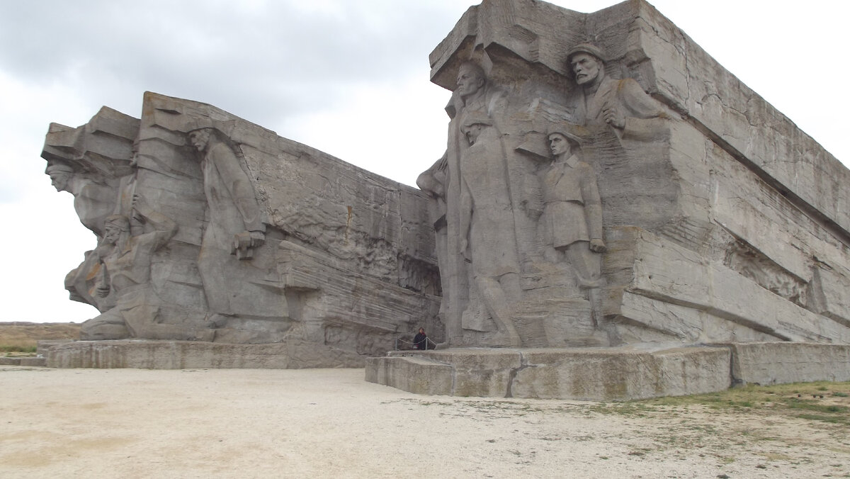 Фото автора. Вход в Аджимушкайские каменоломни – каменоломни, где под землей с мая по октябрь 1942 года советские моряки вели неравные бои с немецкими захватчиками; вместе с ними находились их семьи и дети; практически никто не выжил; рассказывали нам, что когда закончился запас питьевой воды, то выбрали солдат с самыми большими губами, и они собирали воду с камней и сплевывали ее в банки; такую воду давали раненым и детям; снимать внутри нельзя, так как там братские могилы; когда мы там были, плакали даже мужчины; пускали газ, огонь, но не сдавались наши моряки; им пытались помочь, но так до них никто и не добрался; в последние дни они отправили детей, надеясь, что их пожалеют, не пожалели; вот все, что могу кратко рассказать в этом формате; вопросы можете задавать в комментариях