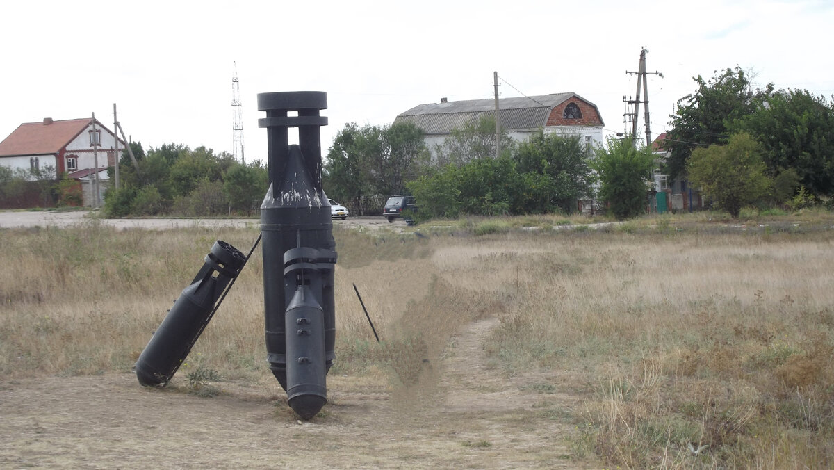 Фото автора. Музейный экспонат на территории Аджимушкайских каменоломен. Не знаю, впускают ли под землю сейчас. Мы были в 2013 году. В то время там проводились обширные экскурсии. Но только маленькая часть каменоломен была для допуска туристов из-за угрозы обрушения
