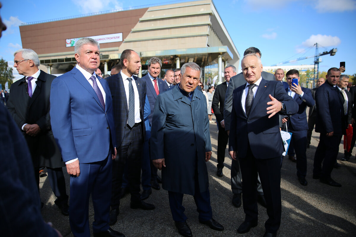 Раис РТ Рустам Минниханов лицезреет технику ОАО "РИАТ". 