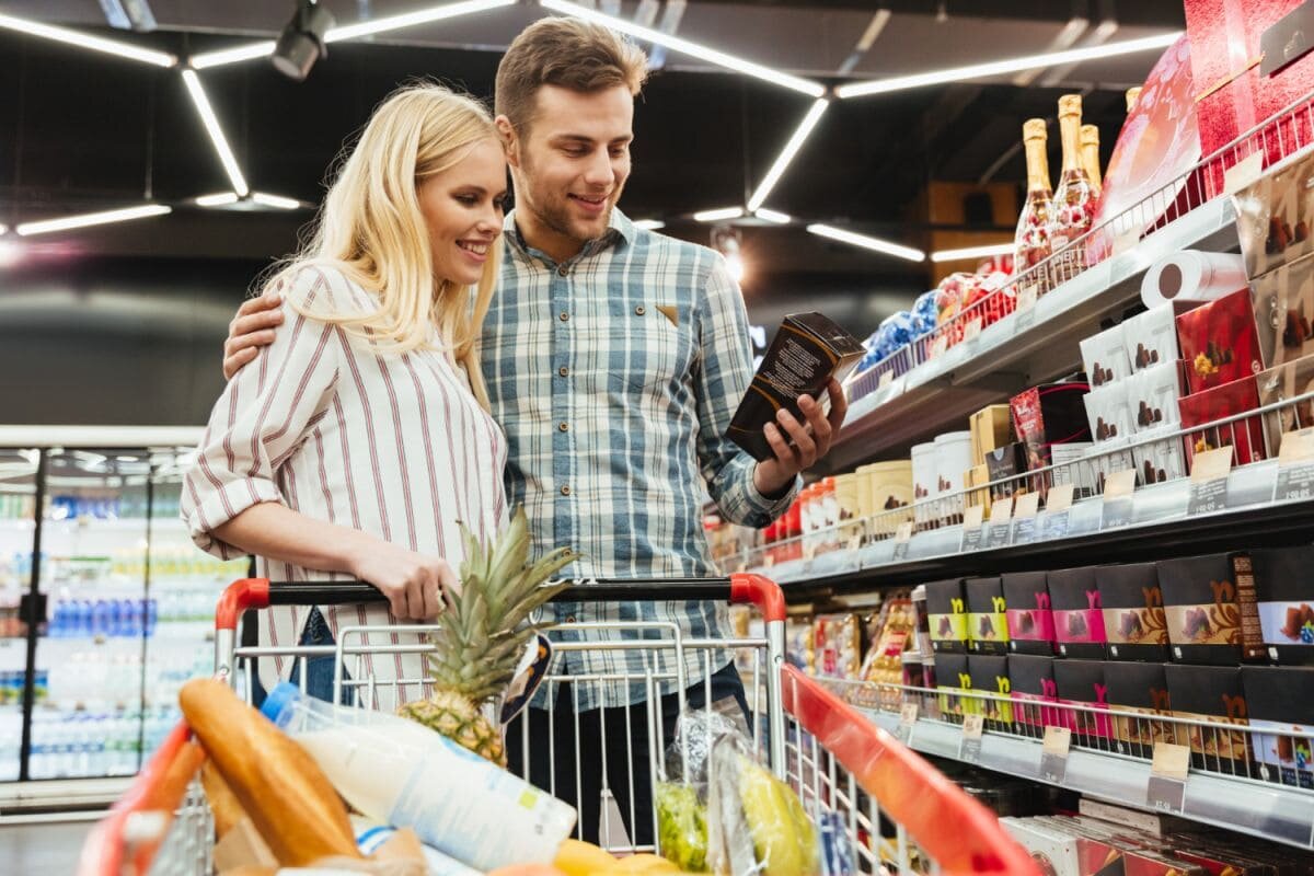 Marketing shop. Пара в супермаркете. Пара в продуктовом магазине. Счастливые покупатели в супермаркете. Парочка в супермаркете.