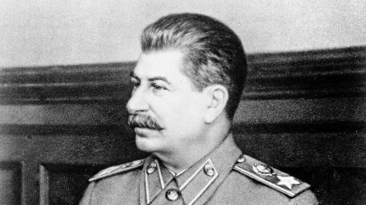 В России чаще всего государственные деятели негативно отзываются об Иосифе Сталине, даже в период, когда отмечают День Победы, редко когда вспоминают о том, что Сталин был Верховным главнокомандующим.-2