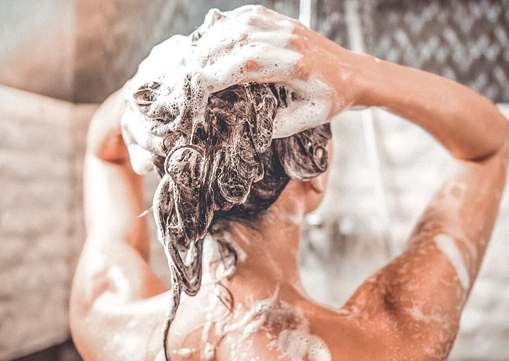 Во время поста можно мыть голову. Мытье головы. Мыть волосы. Девушка моет голову. Шампунь для волос.