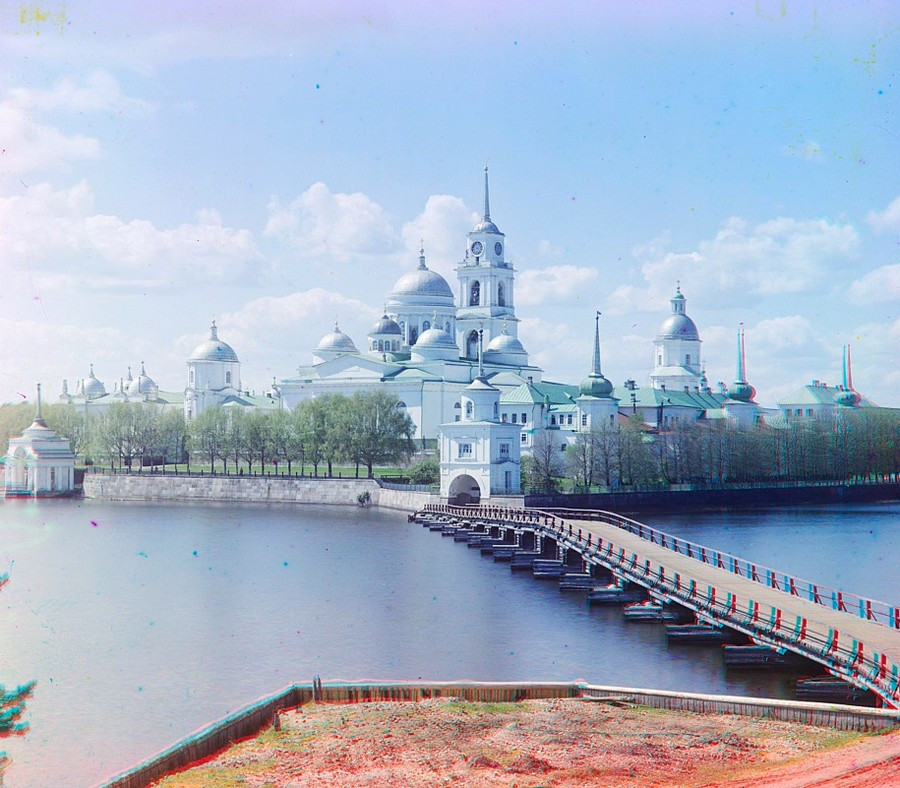 Вид на монастырь Нило-Столобенская пустынь, на озере Селигер. 
