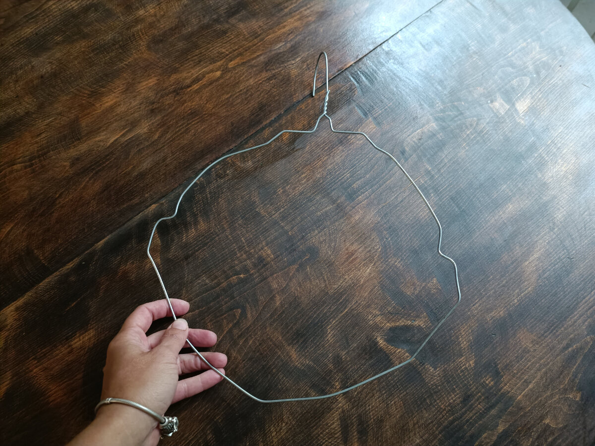 Вешалка станет основой венка