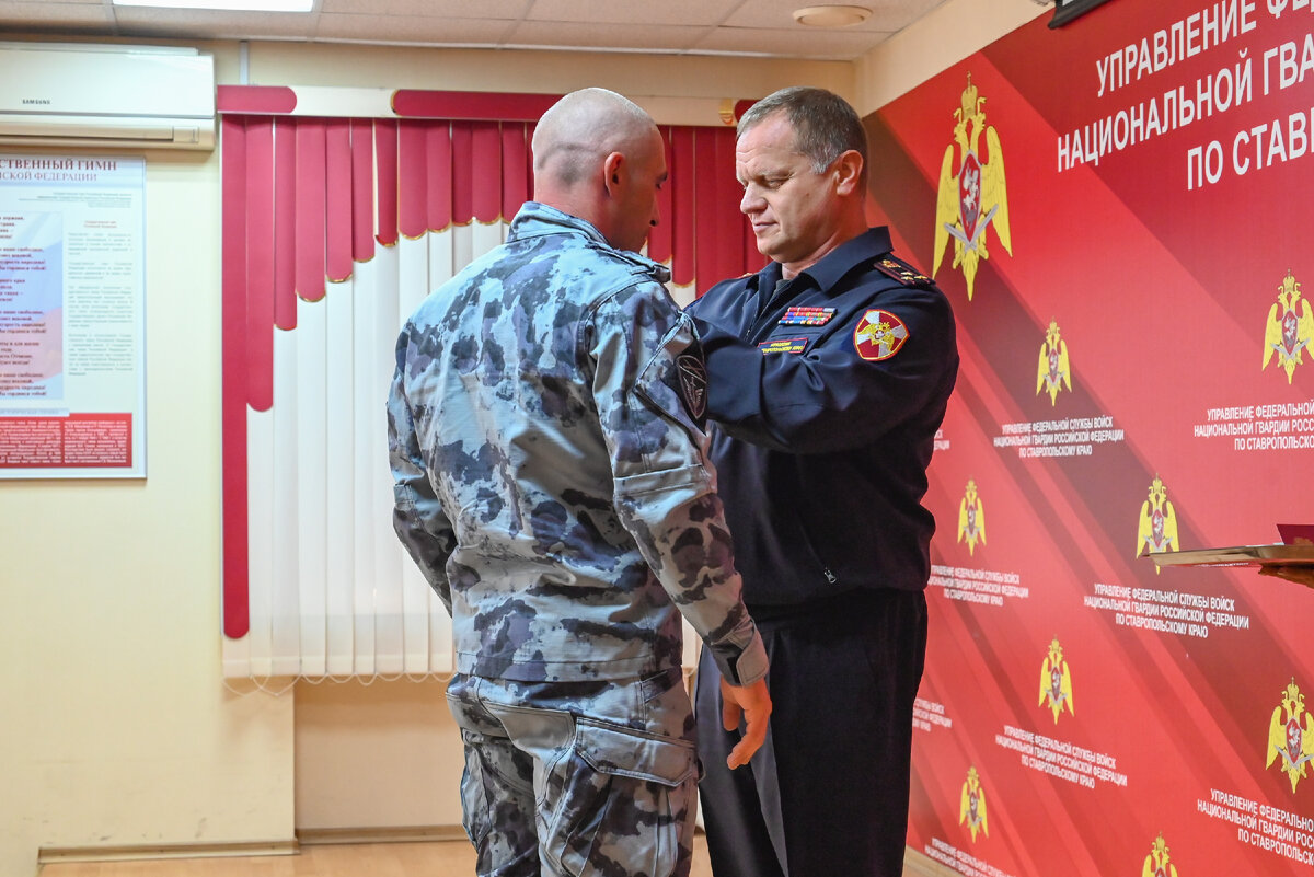 Награждение полковника. ОМОН Южный Бастион Ставрополь. Награды ОМОН. ОМОНОВЕЦ С наградами. Государственные награды Росгвардии.