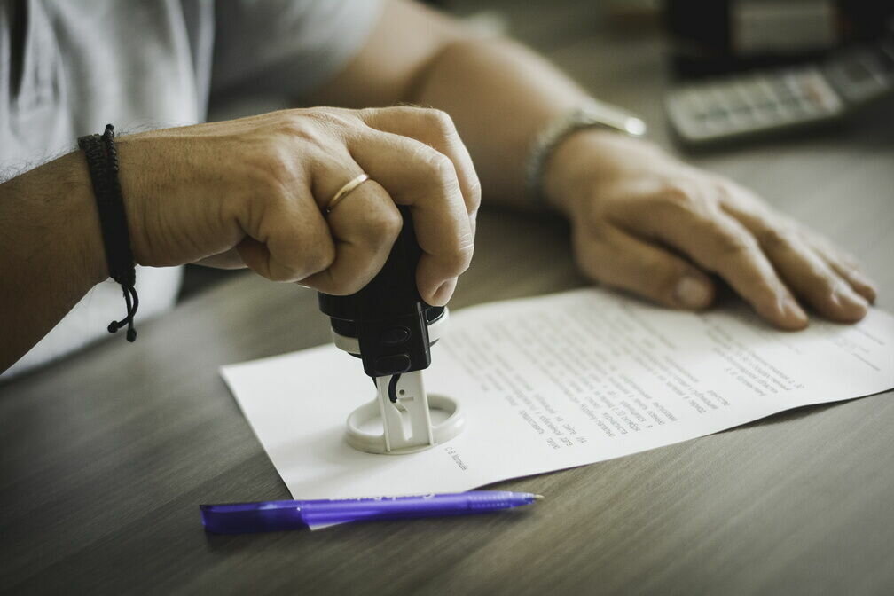     По итогам 2022 года Нижегородская область стала рекордсменом по количеству заключенных социальных контрактов для малоимущих среди субъектов РФ и до сих пор сохраняет лидирующие позиции. Обновленная мера поддержки предлагает гражданам денежную помощь в трудной ситуации — вплоть до 350 тысяч рублей.