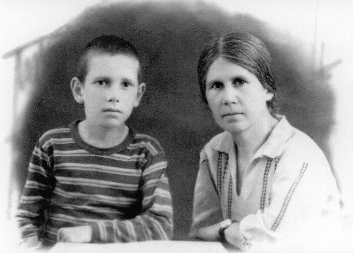 Вовка с первой учительницей Марией Власовной.