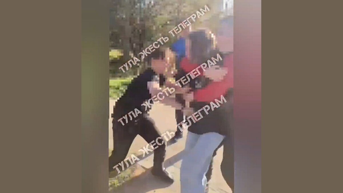 Избиение школьницы в пензе. Пацан ударил девочку. Мужик издевает девочку. Избиение школьницы в пензе. Пацан ударил девочку.