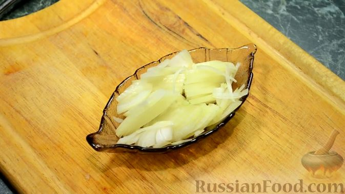 Лук нарезать полукольцами.