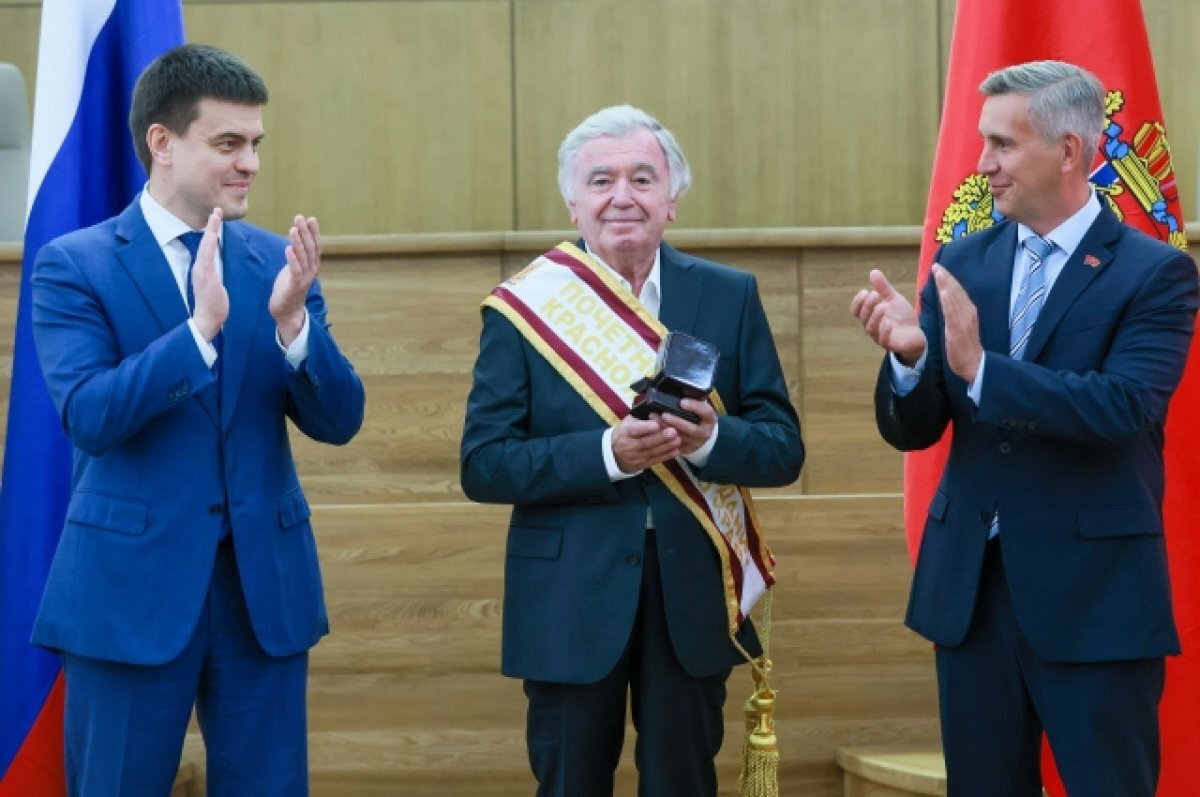    Ему аплодировали на разных музыкальных площадках в разных странах.