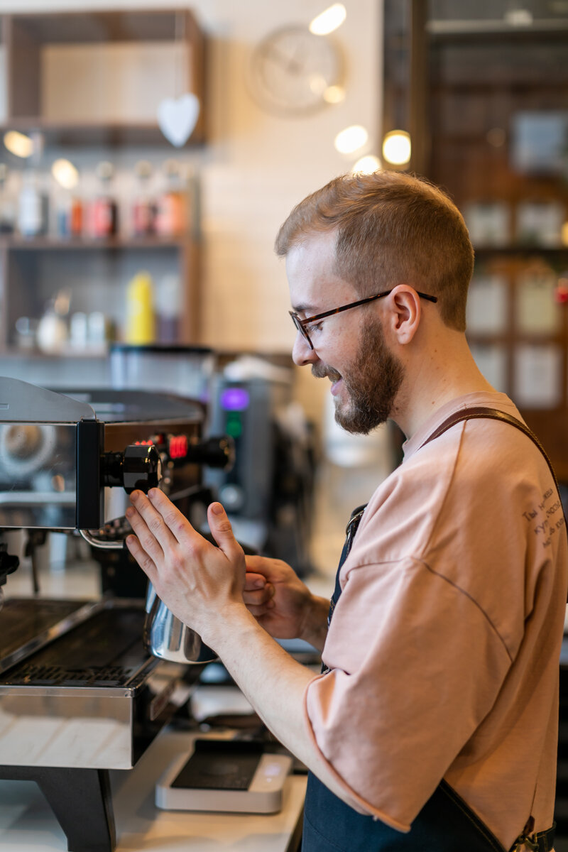 Профессия бариста: искусство создания идеального кофе.
 
Бариста - это не просто работник кофейни или кафе, это настоящий мастер своего дела, колдун, который создает волшебные напитки из зерен кофе.