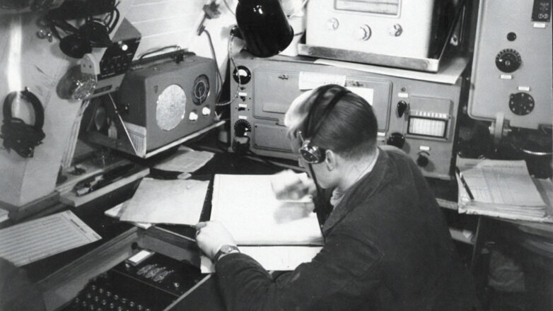 ©UB/Vostock PhotoРадист немецкой подлодки U-124 при работе с "Энигмой", 1941 год