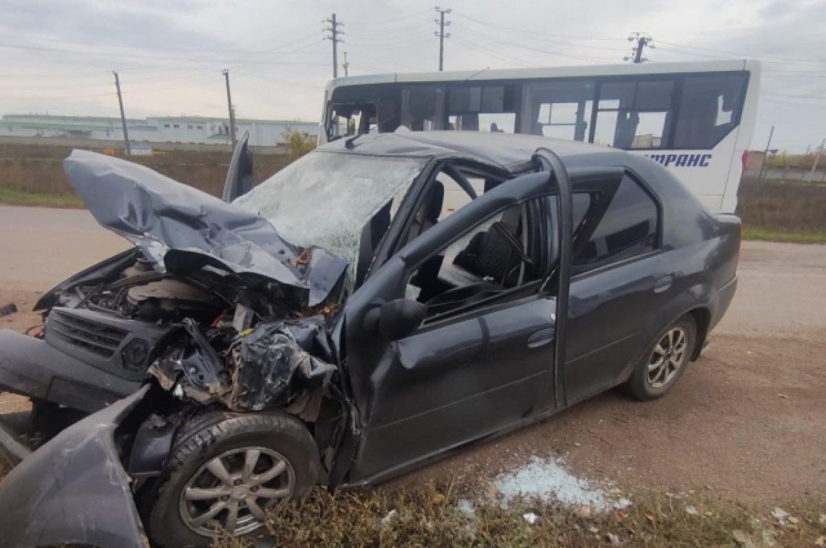    В Башкирии пассажирский автобус попал в лобовое столкновение с «Рено Логан»