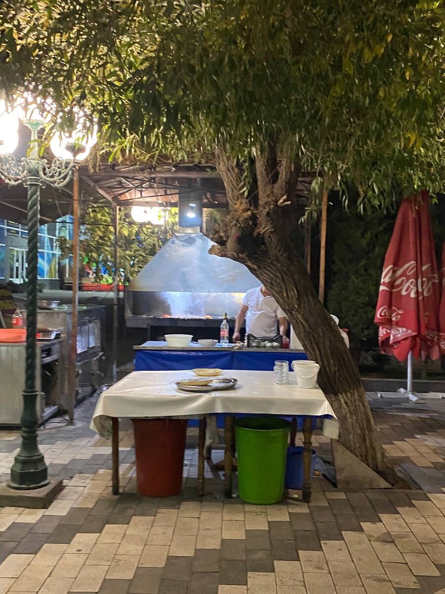 Мангальшик занят работой