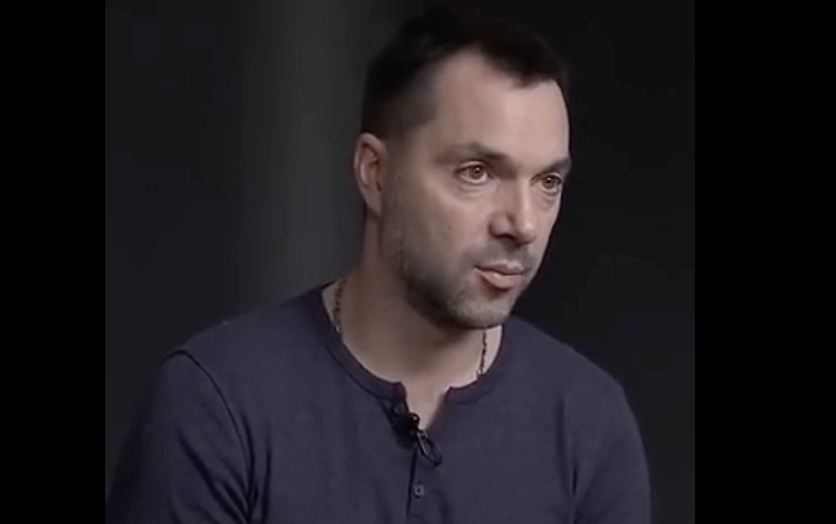 АЛЕКСЕЙ АРЕСТОВИЧ* ВО ВРЕМЯ БЕСЕДЫ С ЖУРНАЛИСТОМ. ФОТО: СТОП-КАДР ИЗ ВИДЕО