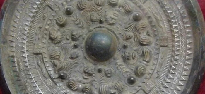 Бронзовое зеркало из курагана Сакурай Чаусуяма Кофун