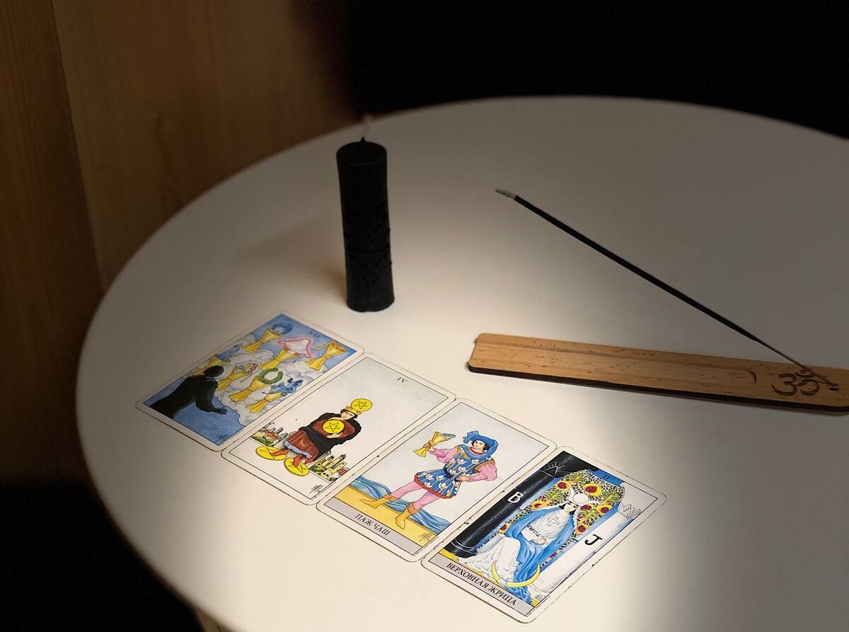 Семерка кубков, четверка пентаклей, паж кубков и верховная жрица.