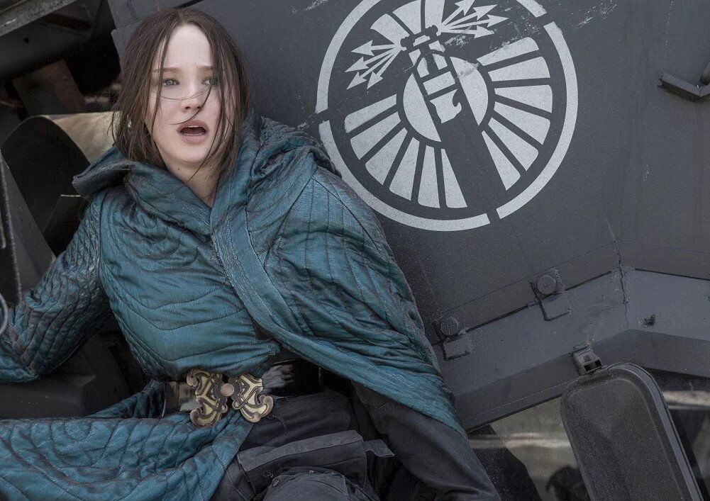 Дженнифер Лоуренс в роли Китнисс Эвердин. Кадр из фильма "Голодные игры: Сойка-пересмешница. Часть 2". Изображение взято из свободных источников