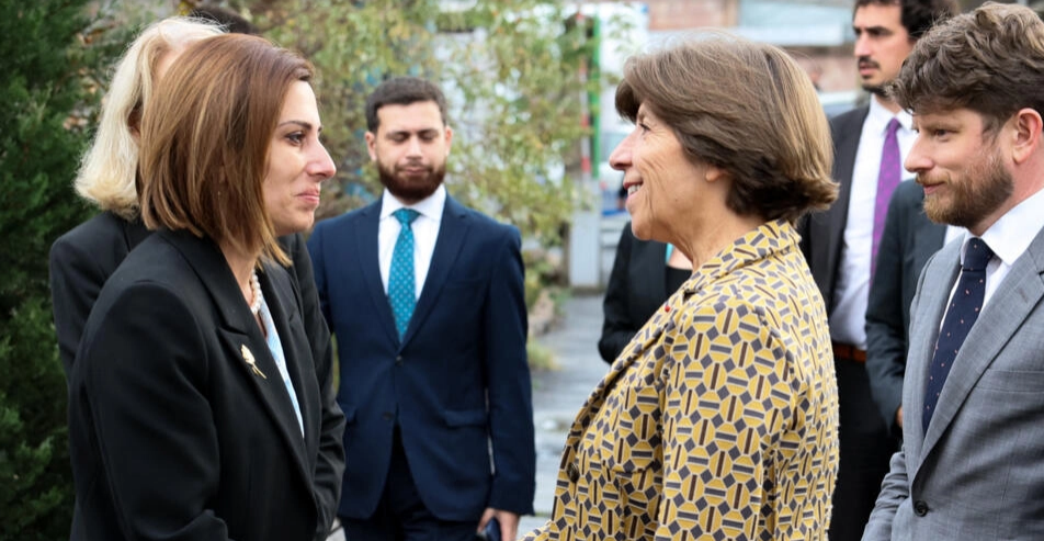 Госпожа Колонна справа. Слева министр здравоохранения Армении Аванесян. Фото в откр. источниках. 