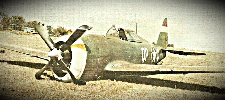 Потерпевший крушение истребителей-бомбардировщиков Republic P-47 Thunderbolt.