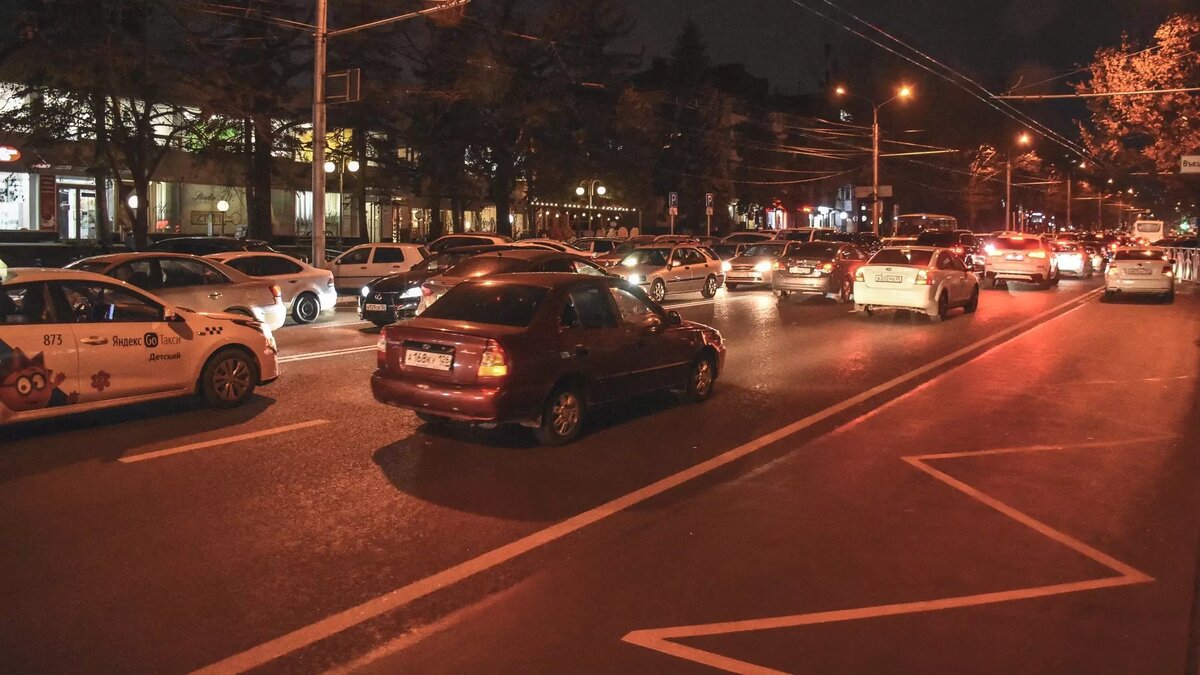     В краевой столице затруднено движение на многих улицах, следует из данных «Яндекс. Карт».