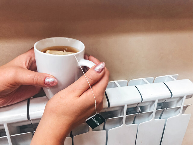    Тепло дают, если в течение пяти дней фиксируется среднесуточная температура ниже 8 градусов