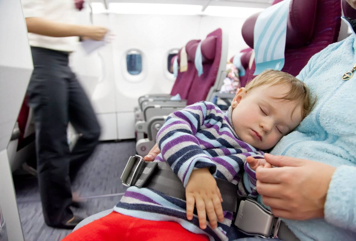 Сколько лет полететь без родителей на самолете по России: пора ли их отпускать в 2022 году?