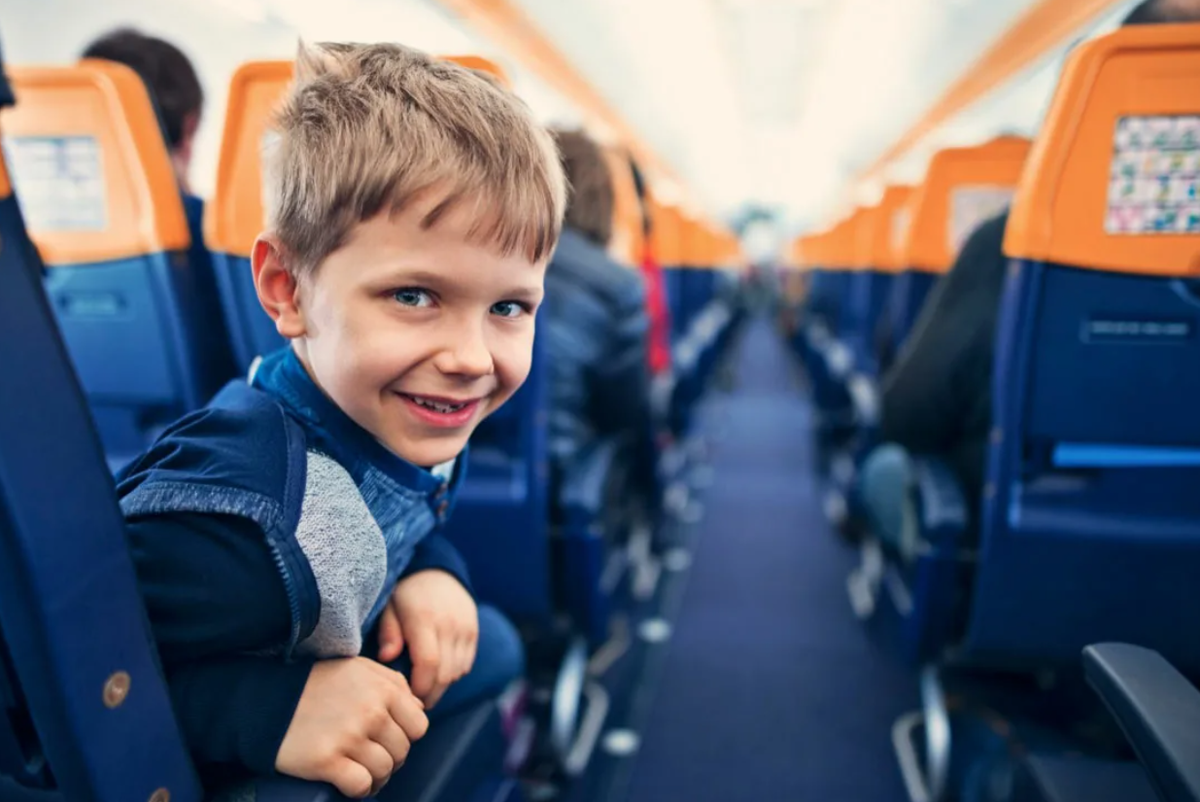 Ребенка самолетом без взрослых. Самолет для детей. Мальчик путешествие. Ребенок в самолете без сопровождения. Школьники в самолете.
