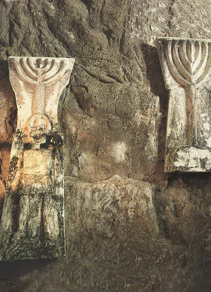 Рельефы, на которых изображены человек, несущий менору на голове (слева), и менора (справа). У входа в некрополь Бейт-Шеарим (катакомба № 3). II–III века н. э.