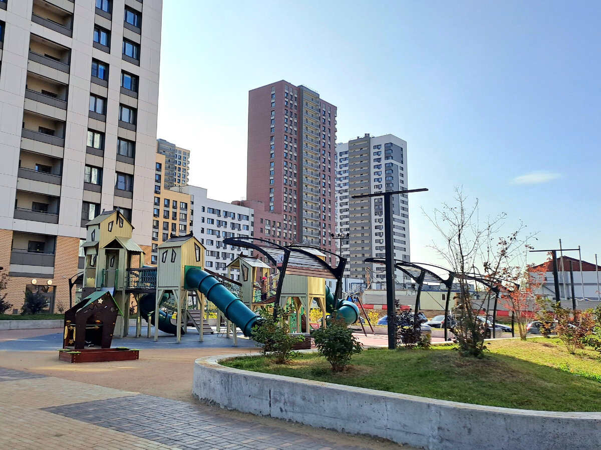 Мне в этот дом слева.