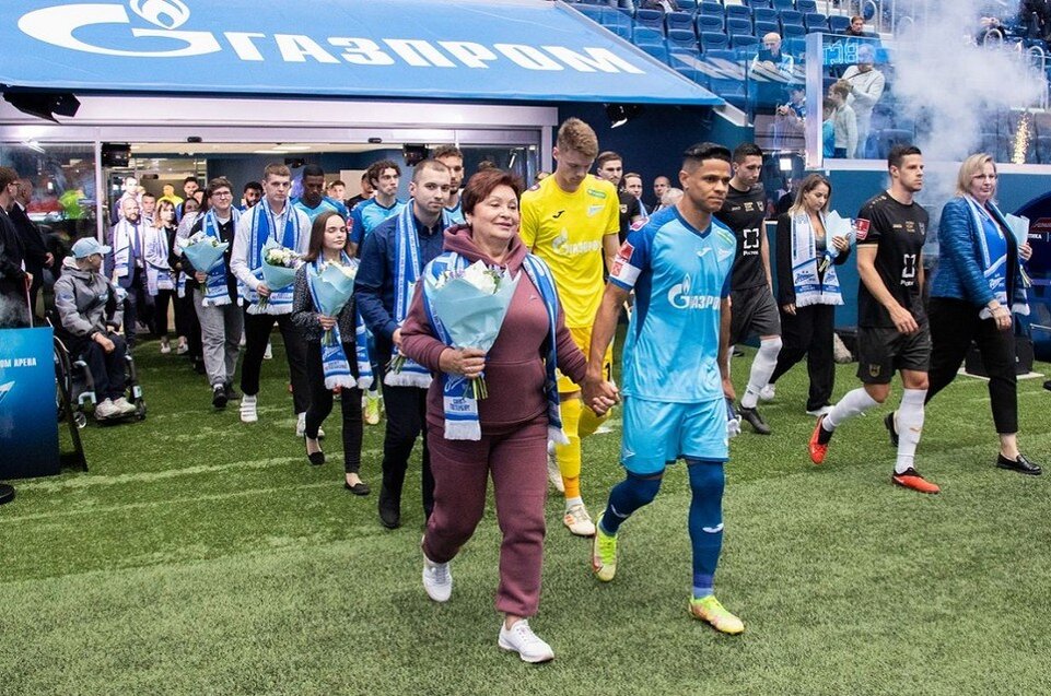   На поле футболистов вывели учителя. ФК "Зенит"