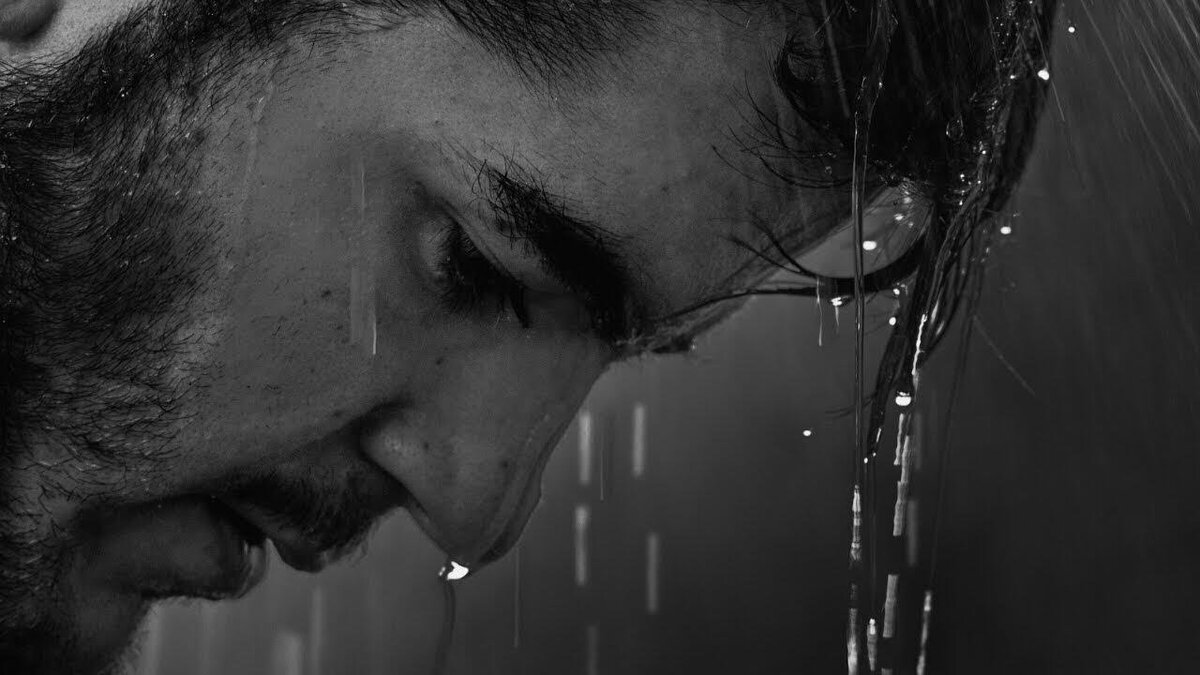 Слезы под дождем. Армонли йигит. Грустный красивый парень. Мужчина плачет. Мужчина плачет под дождем.