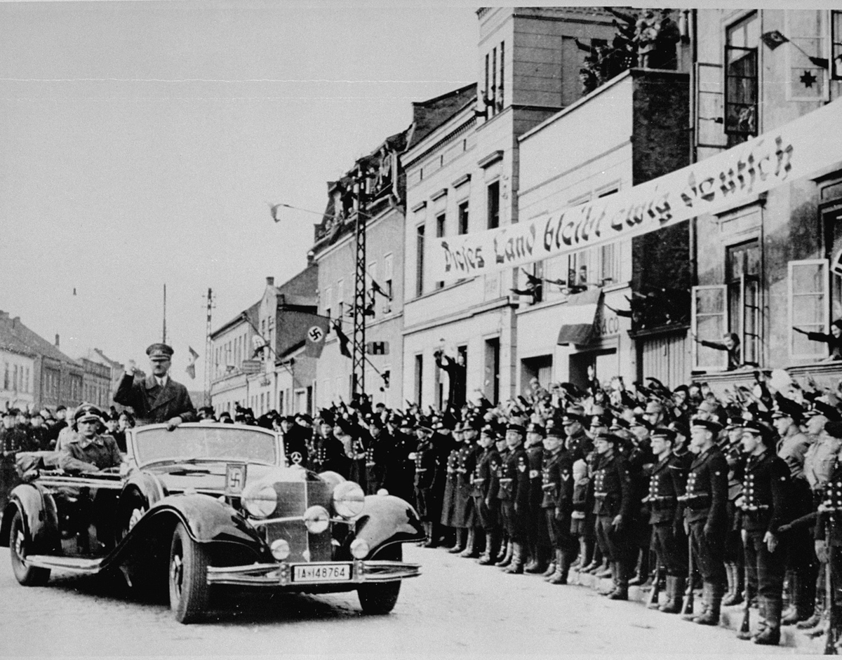Прибыв в оккупированную Клайпеду, Гитлер заявил, что “порт Мемель станет базой германского флота и морской крепостью” 