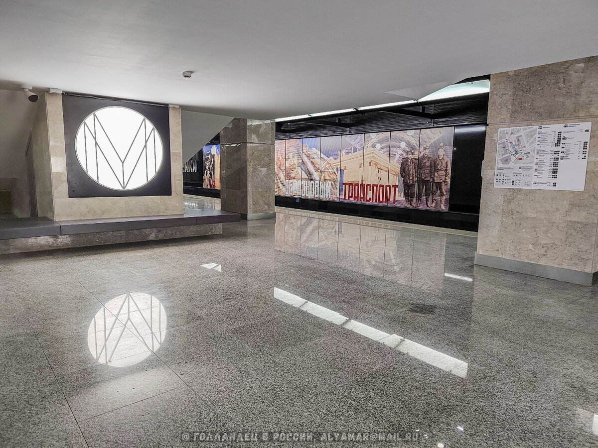 Заходим на платформу. Буква М (от метро) красиво сделано со светом.  Фото: из личного архива